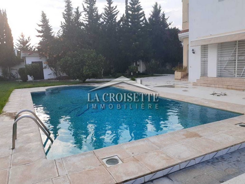 Villa s+7 avec piscine à la Soukra 